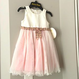 Cream and pink dress 👗 size 4T